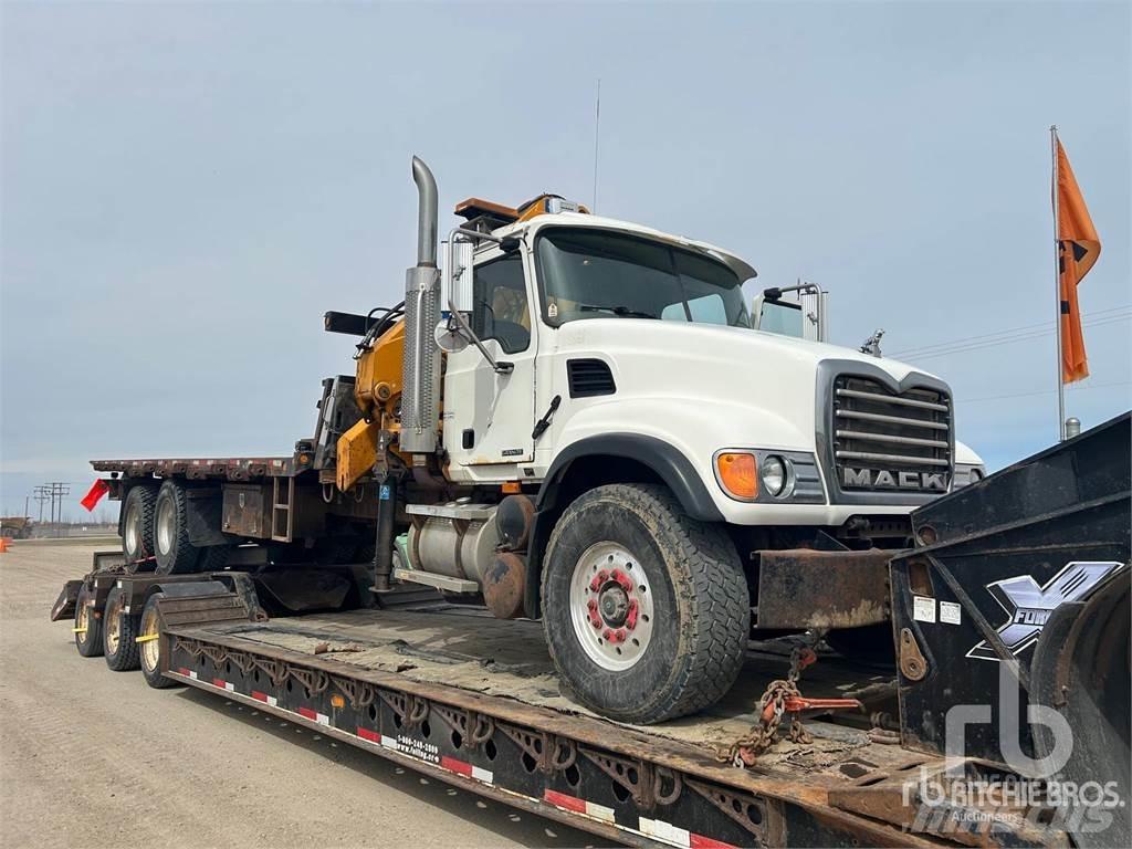 Mack CV713 起重车