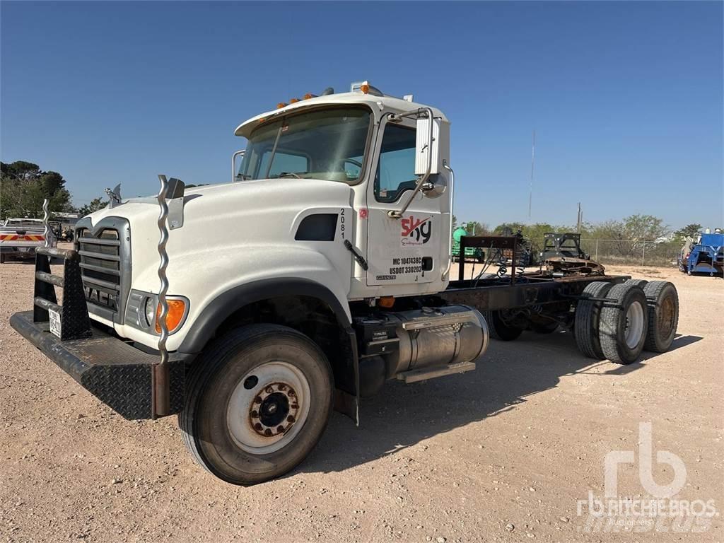 Mack CV713 牵引车