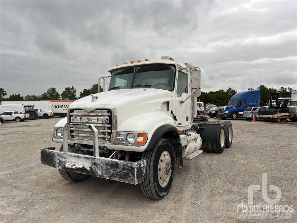 Mack CV713 牵引车