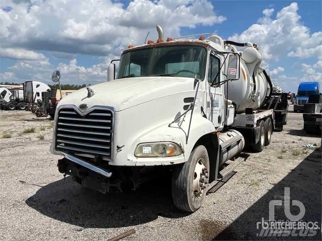 Mack CX613 组合/真空油槽车