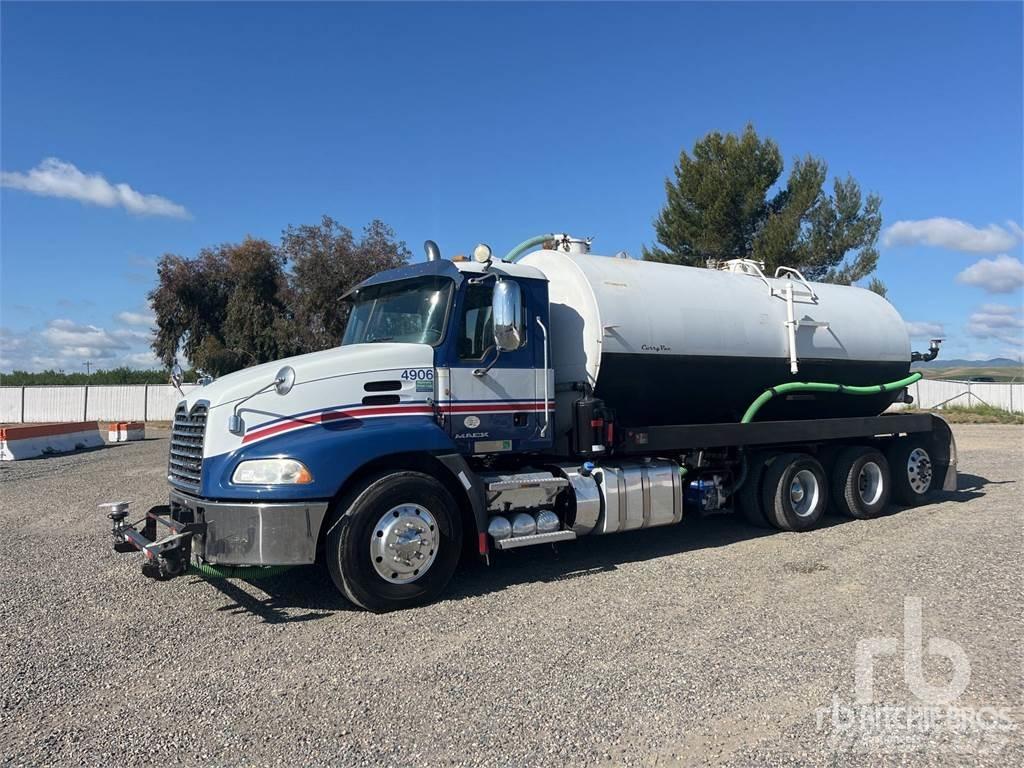 Mack CX613 水罐车