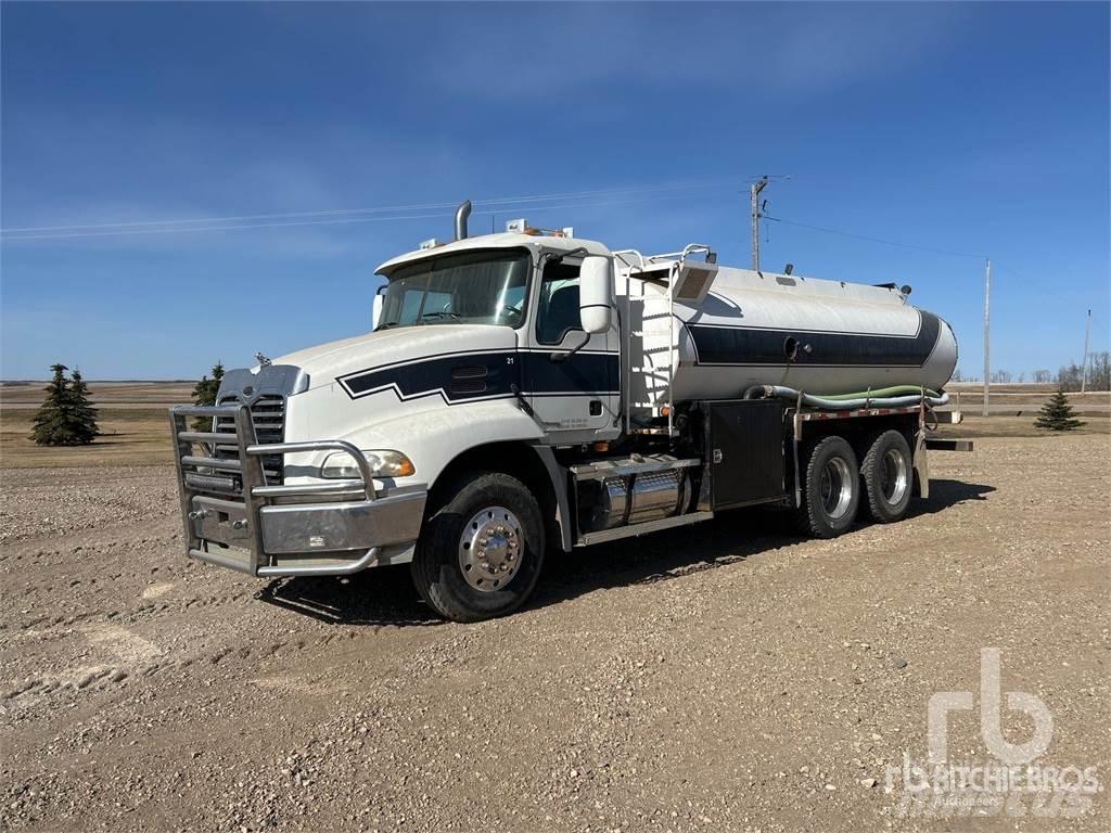 Mack CX613 水罐车