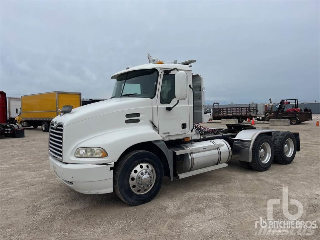 Mack CXN613 牵引车