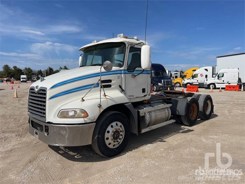 Mack CXN613 牵引车