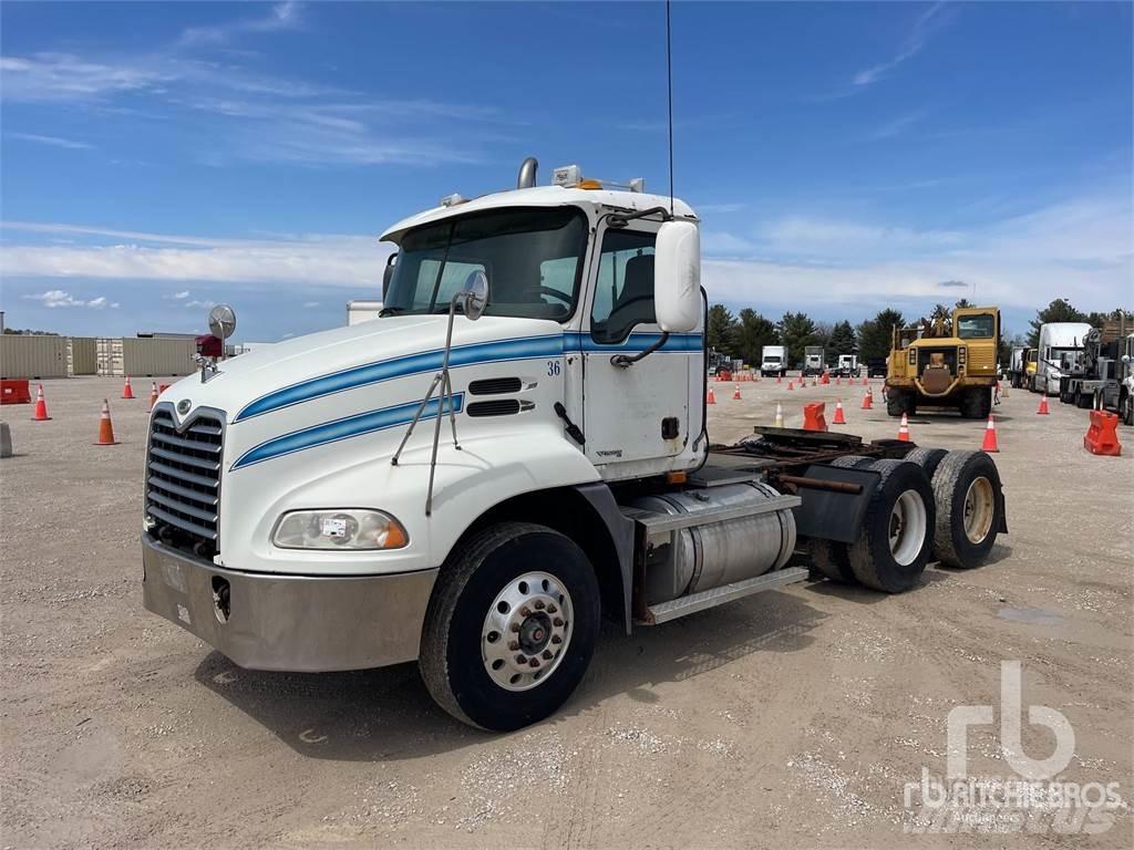 Mack CXN613 牵引车