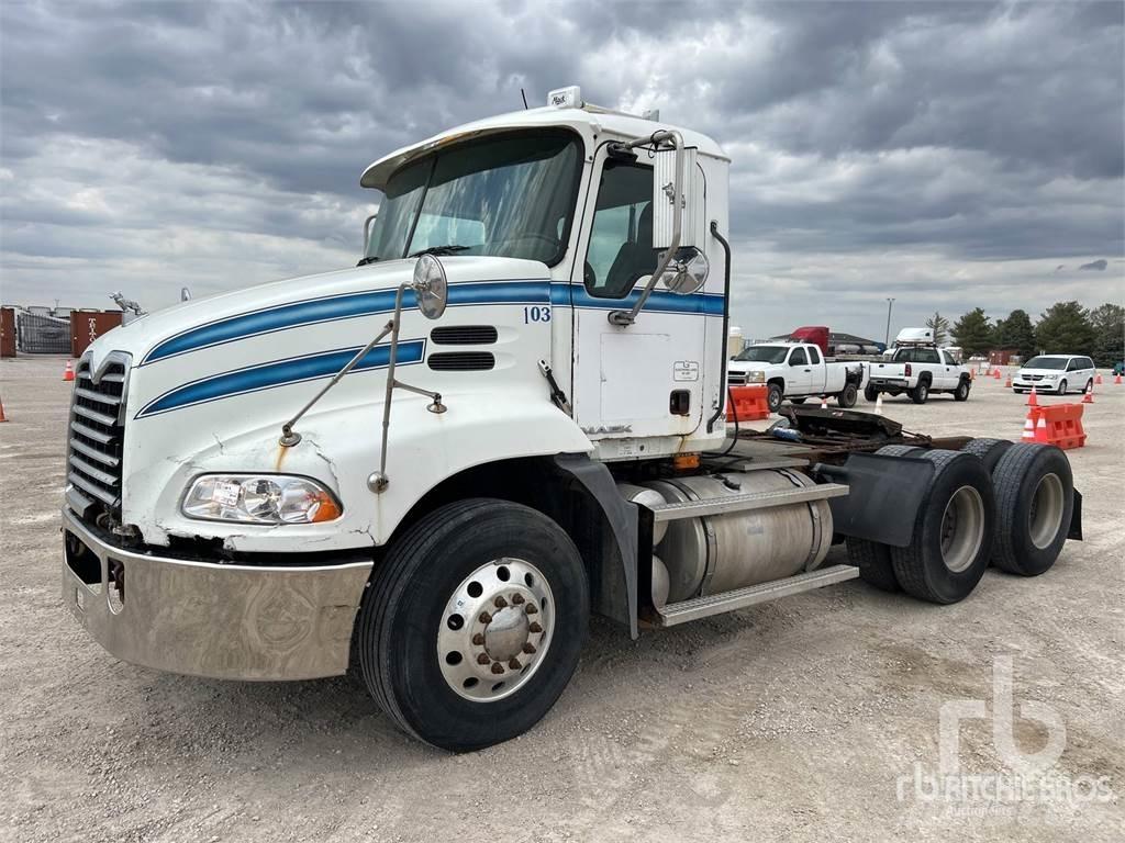 Mack CXP613 牵引车