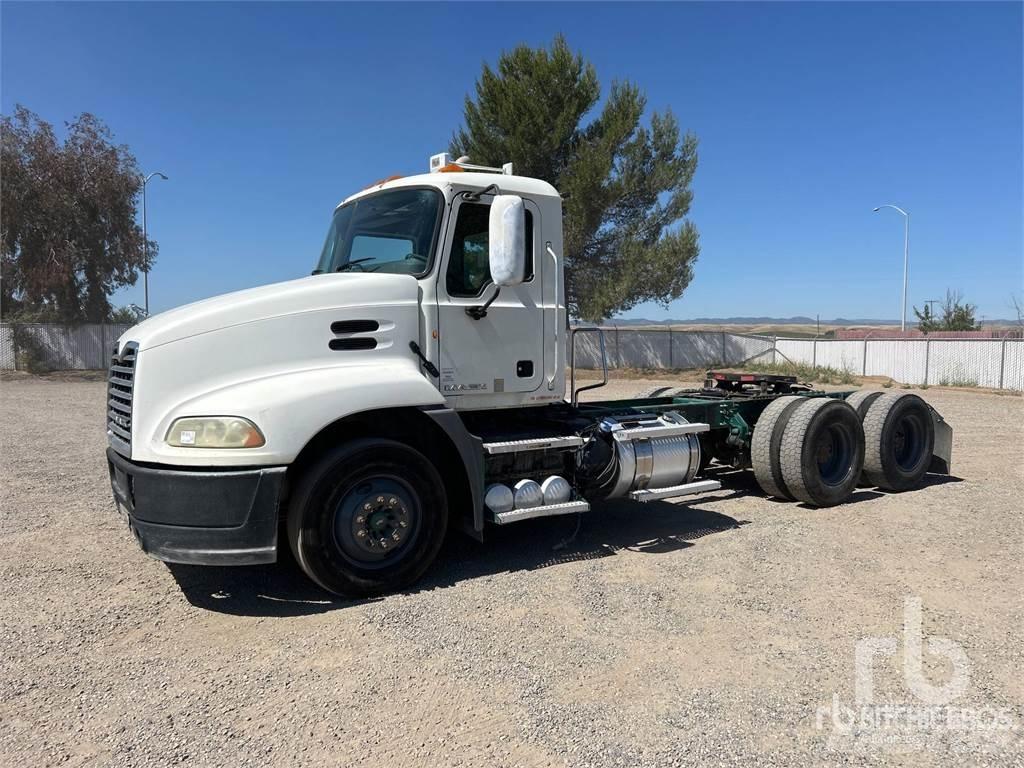 Mack CXU600 牵引车