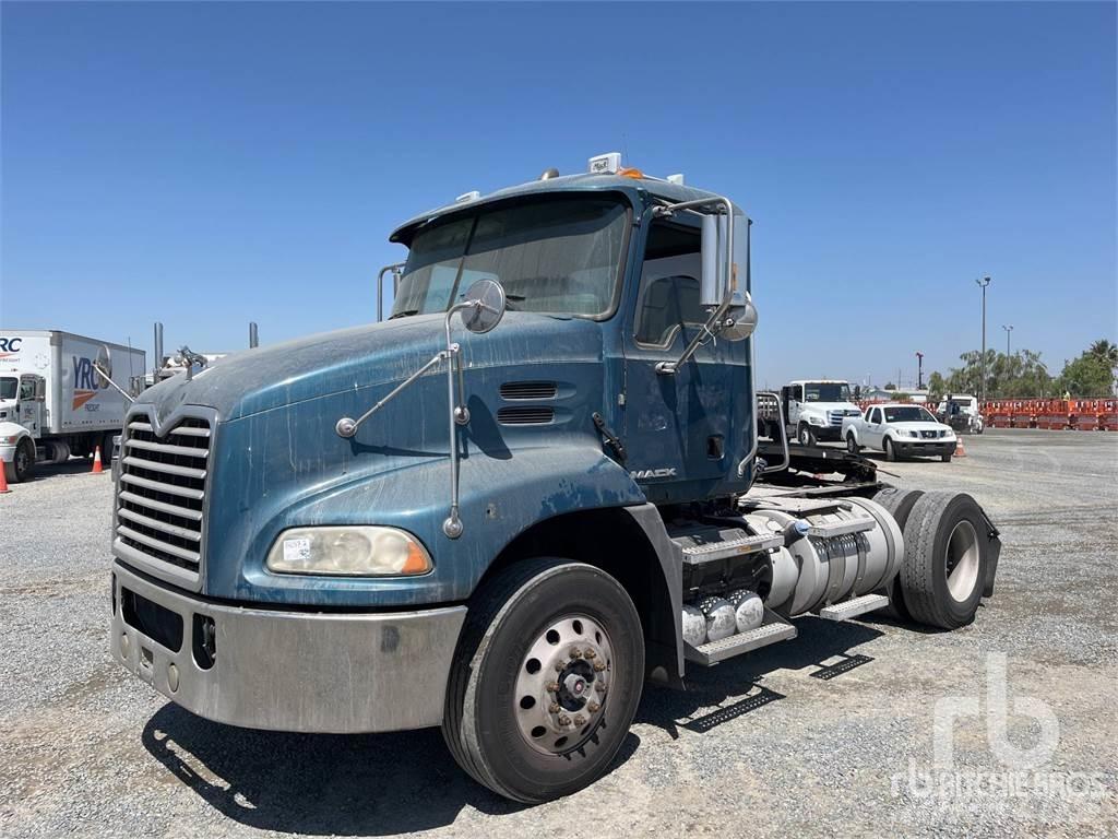 Mack CXU612 牵引车