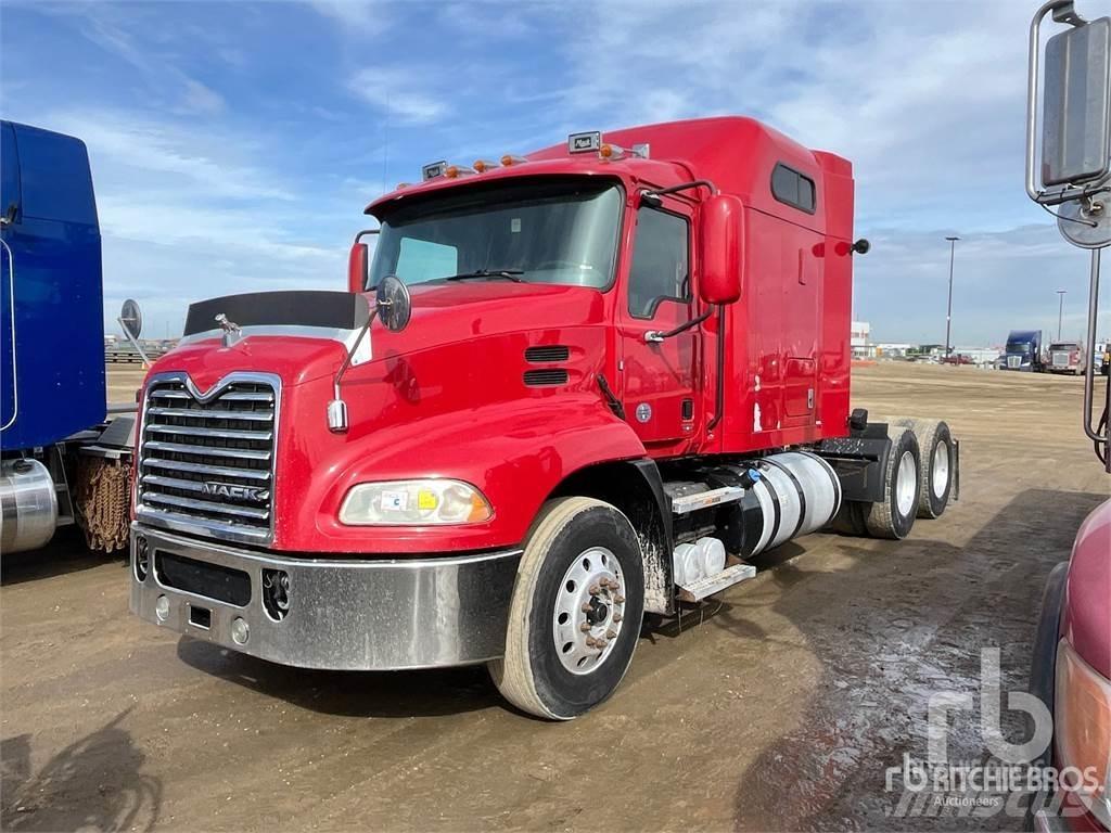Mack CXU613 牵引车