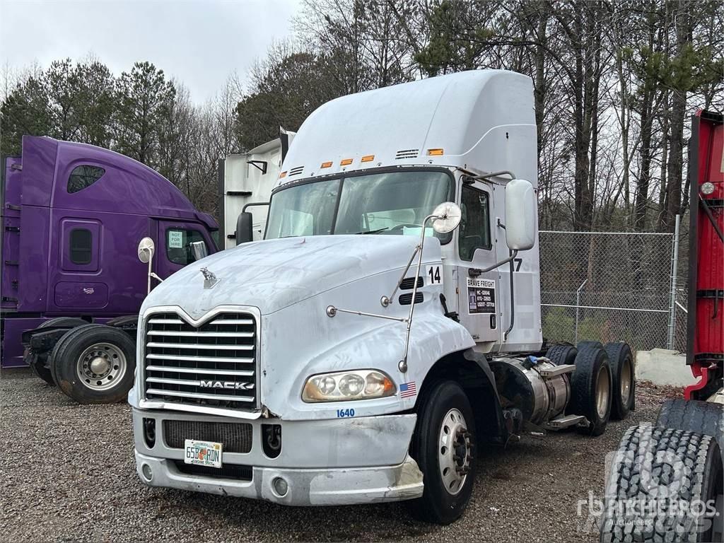 Mack CXU613 牵引车