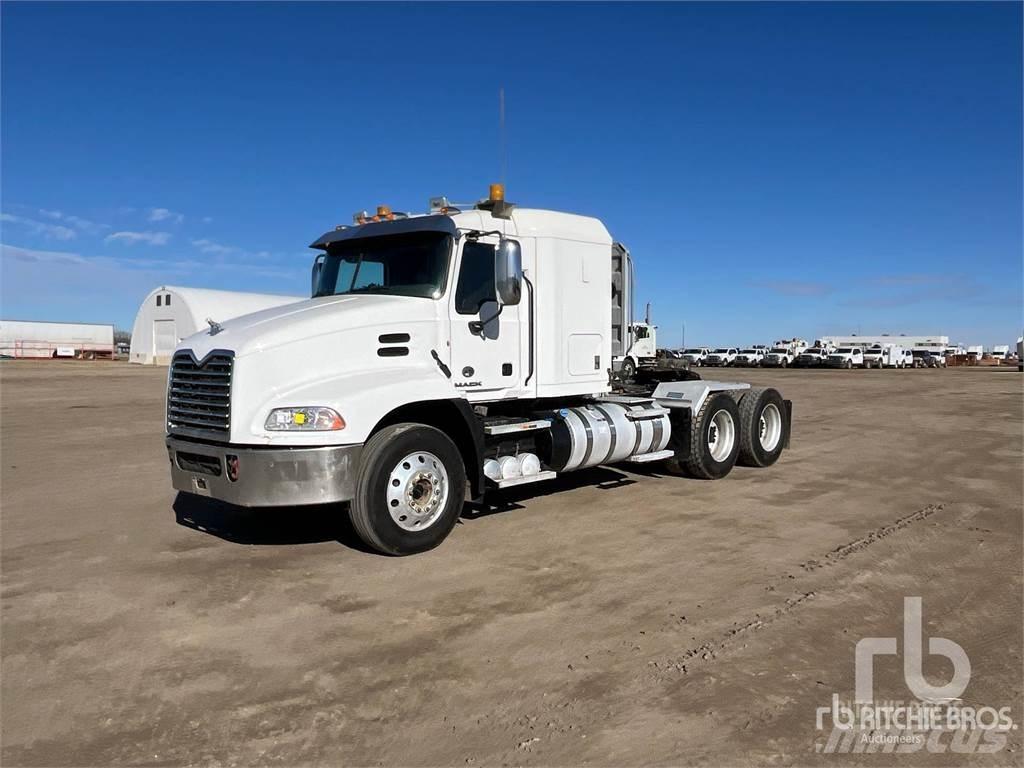 Mack CXU613 牵引车