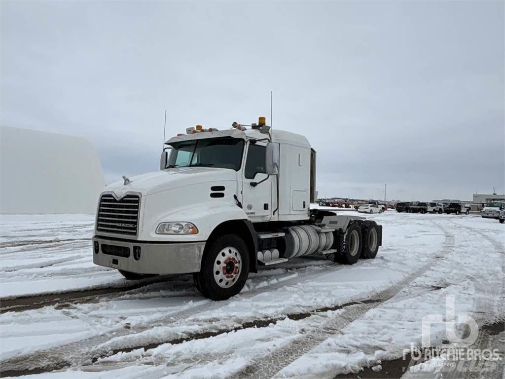 Mack CXU613 牵引车