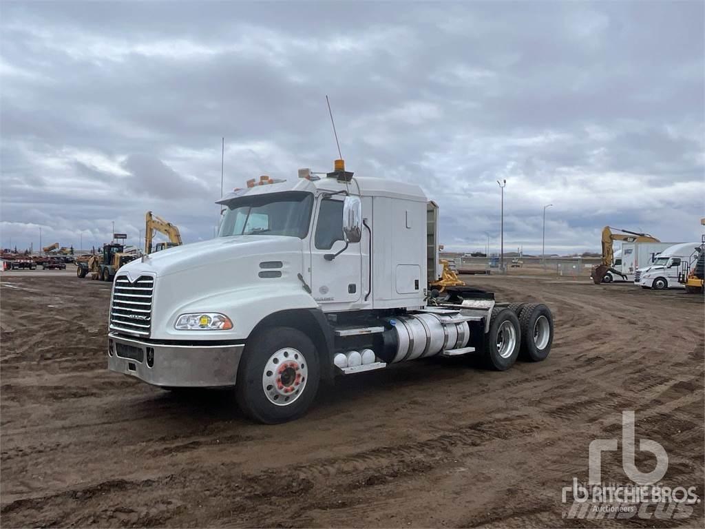 Mack CXU613 牵引车