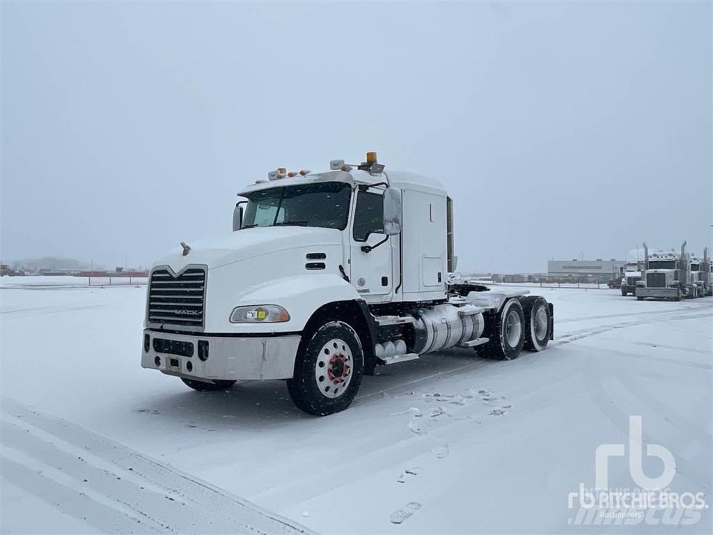 Mack CXU613 牵引车