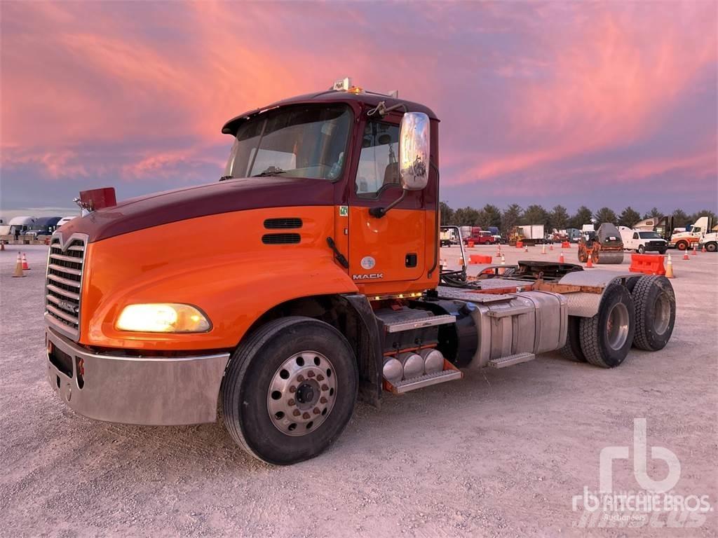 Mack CXU613 牵引车