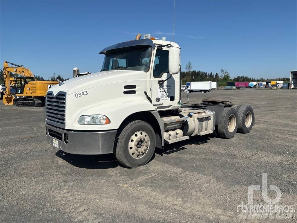 Mack CXU613 牵引车