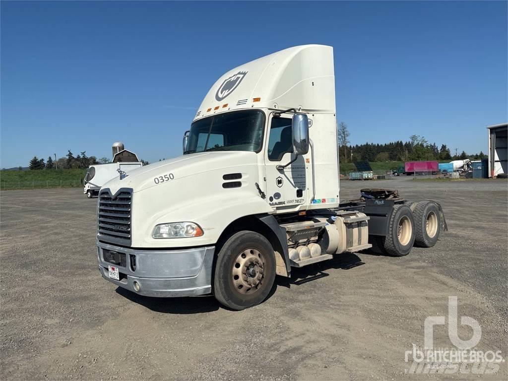 Mack CXU613 牵引车