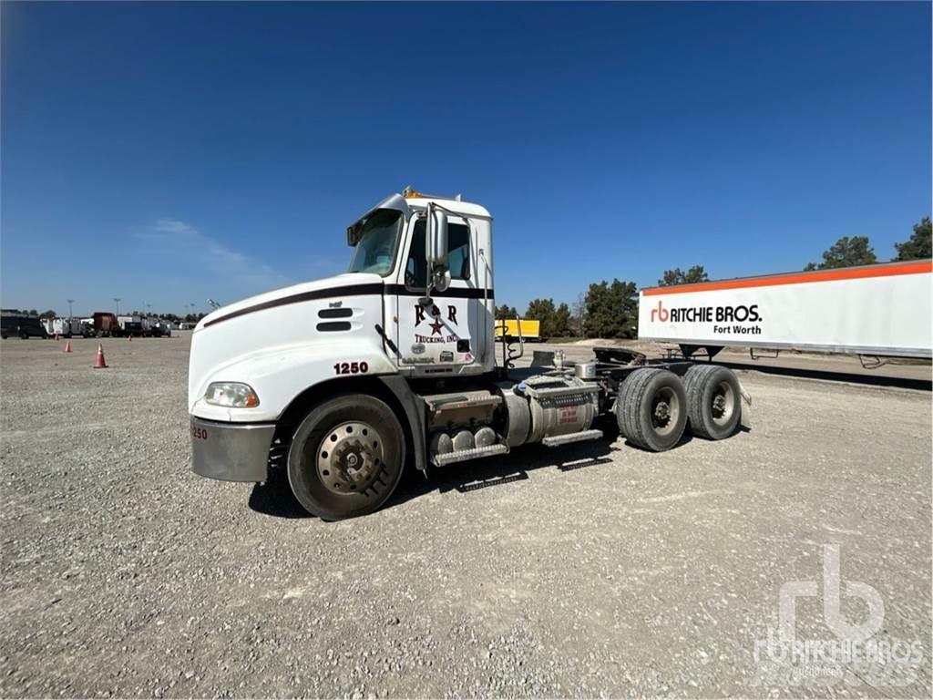 Mack CXU613 牵引车