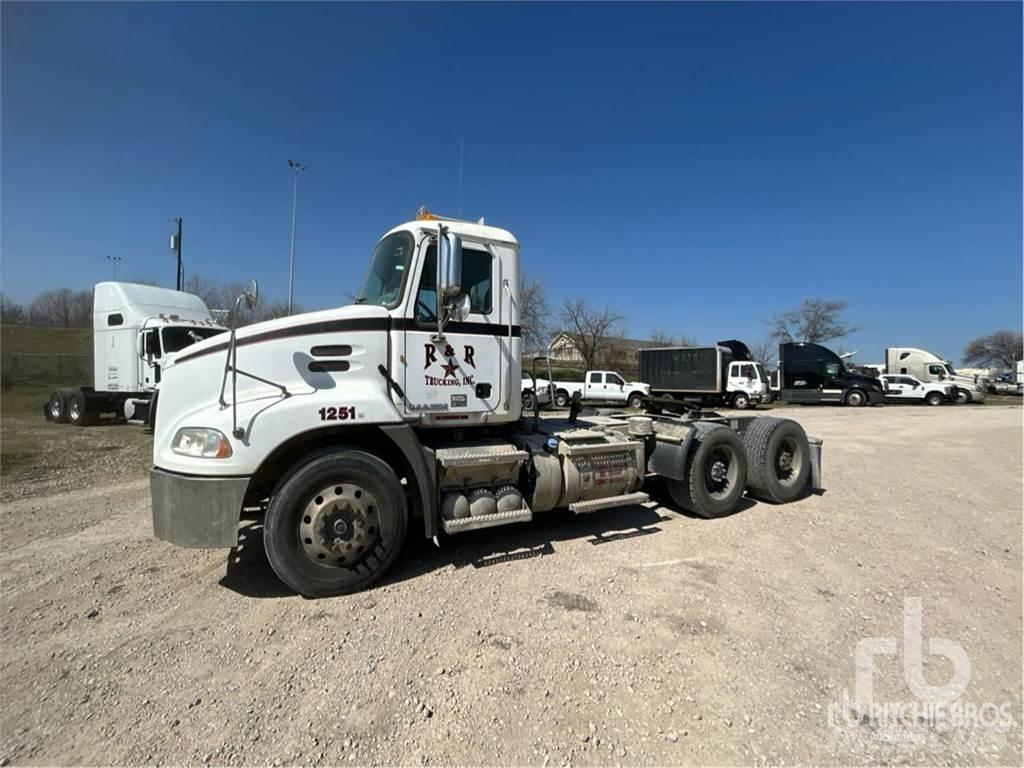 Mack CXU613 牵引车