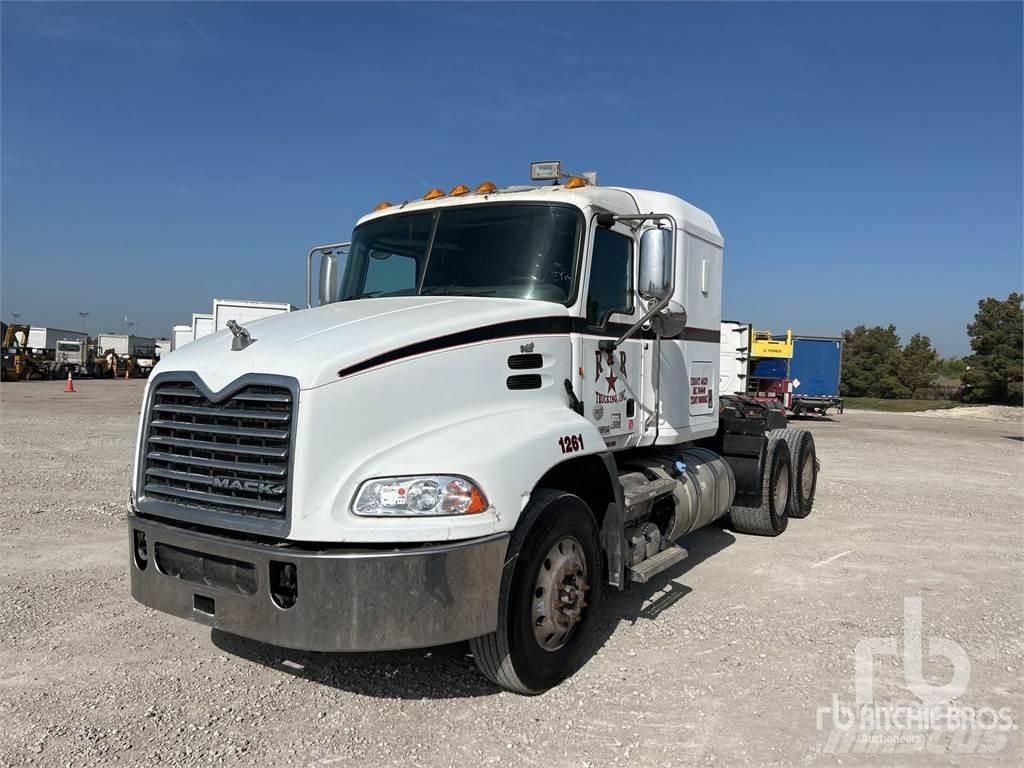 Mack CXU613 牵引车