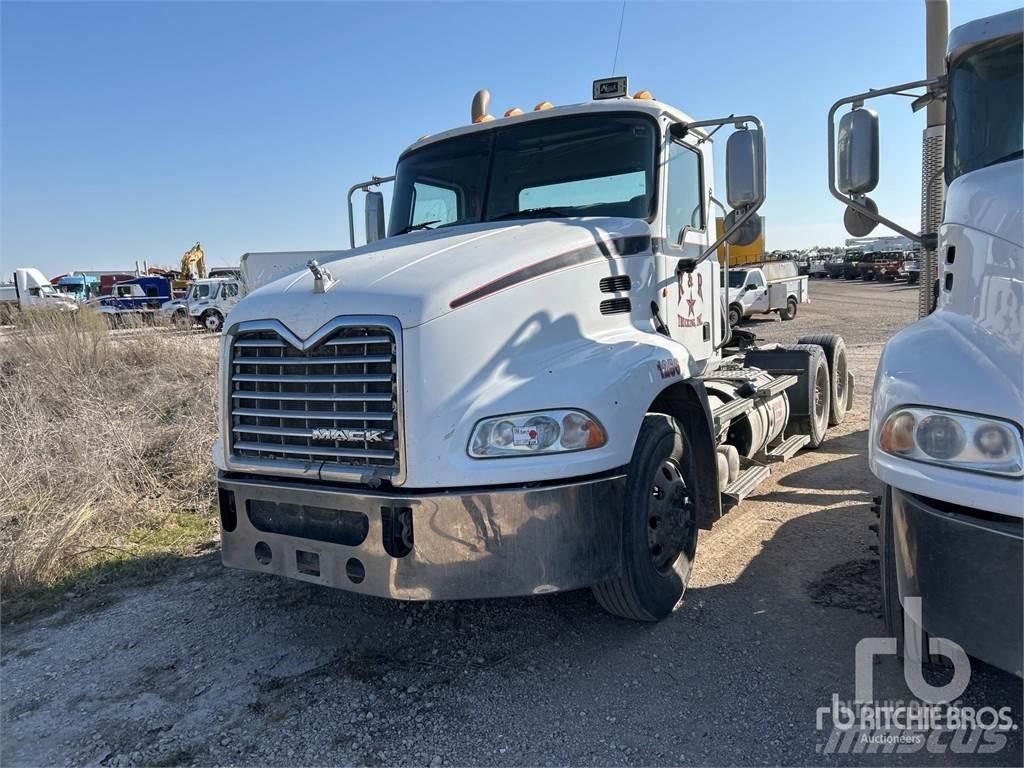 Mack CXU613 牵引车
