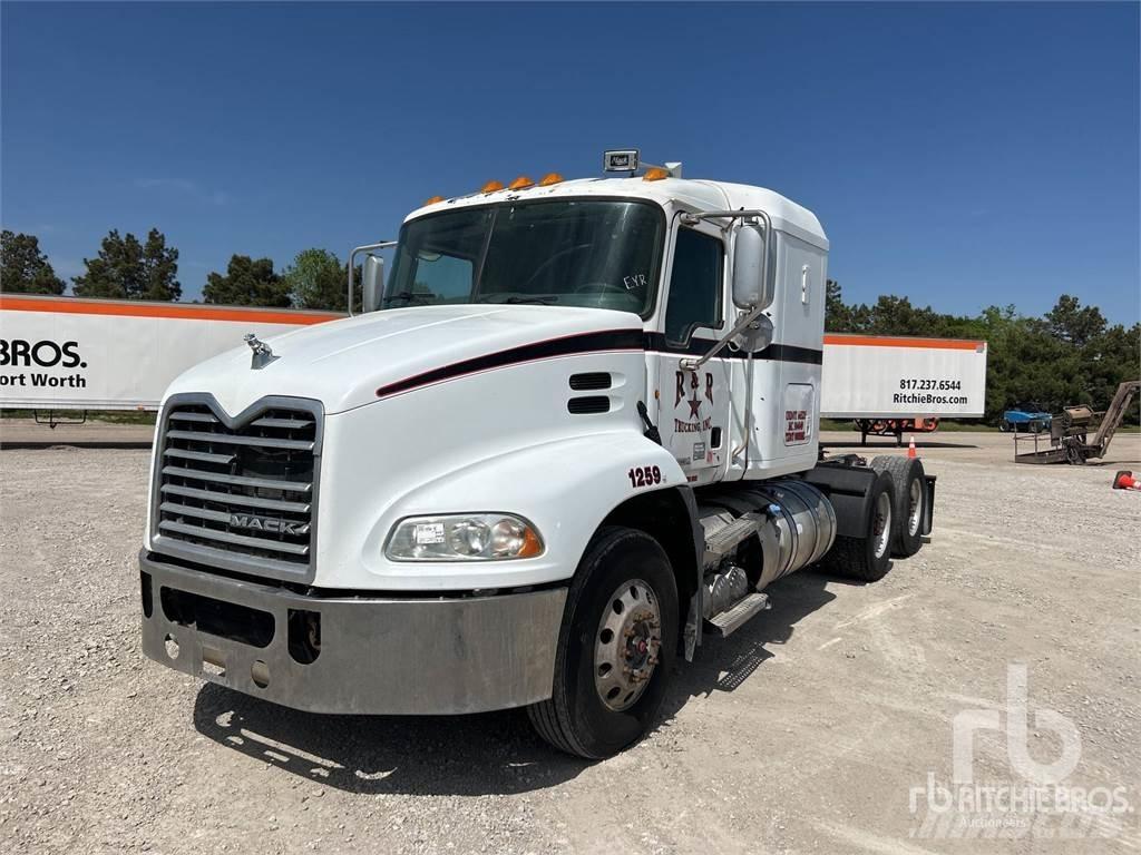 Mack CXU613 牵引车