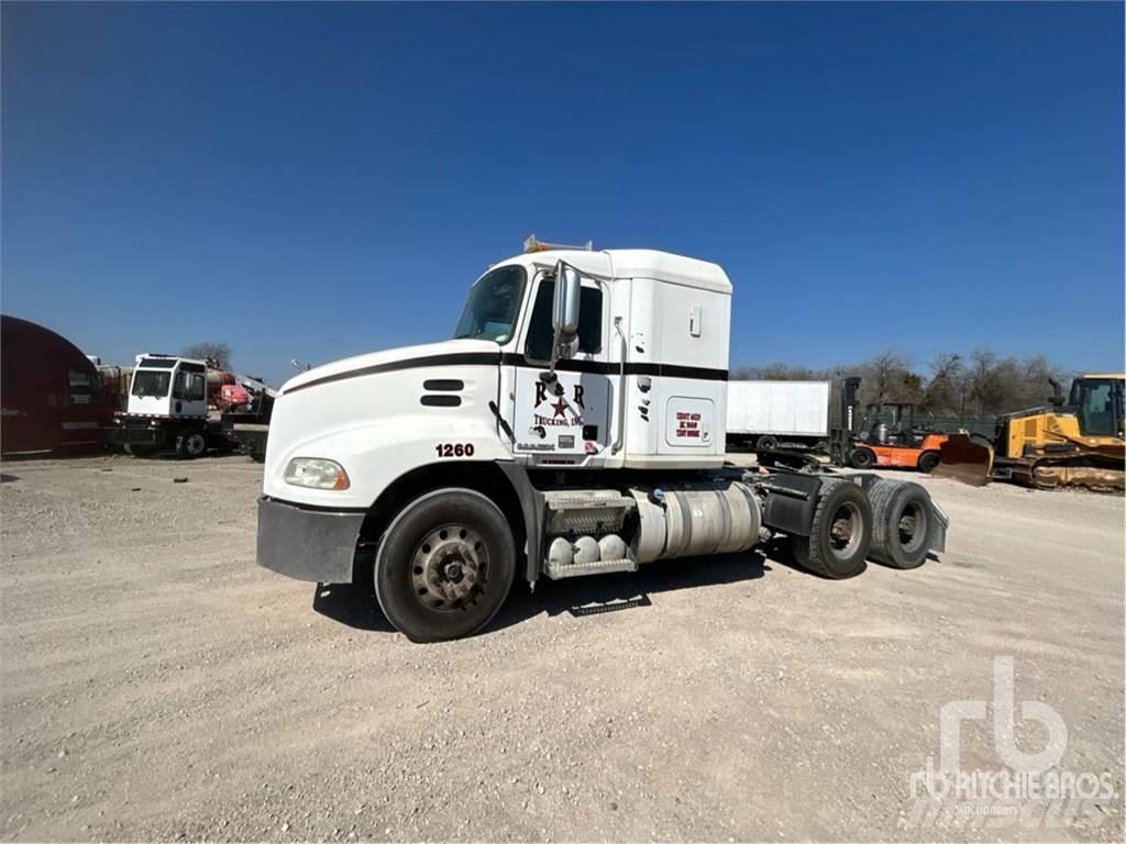 Mack CXU613 牵引车