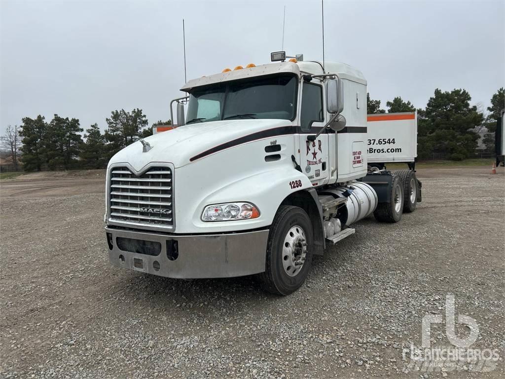 Mack CXU613 牵引车