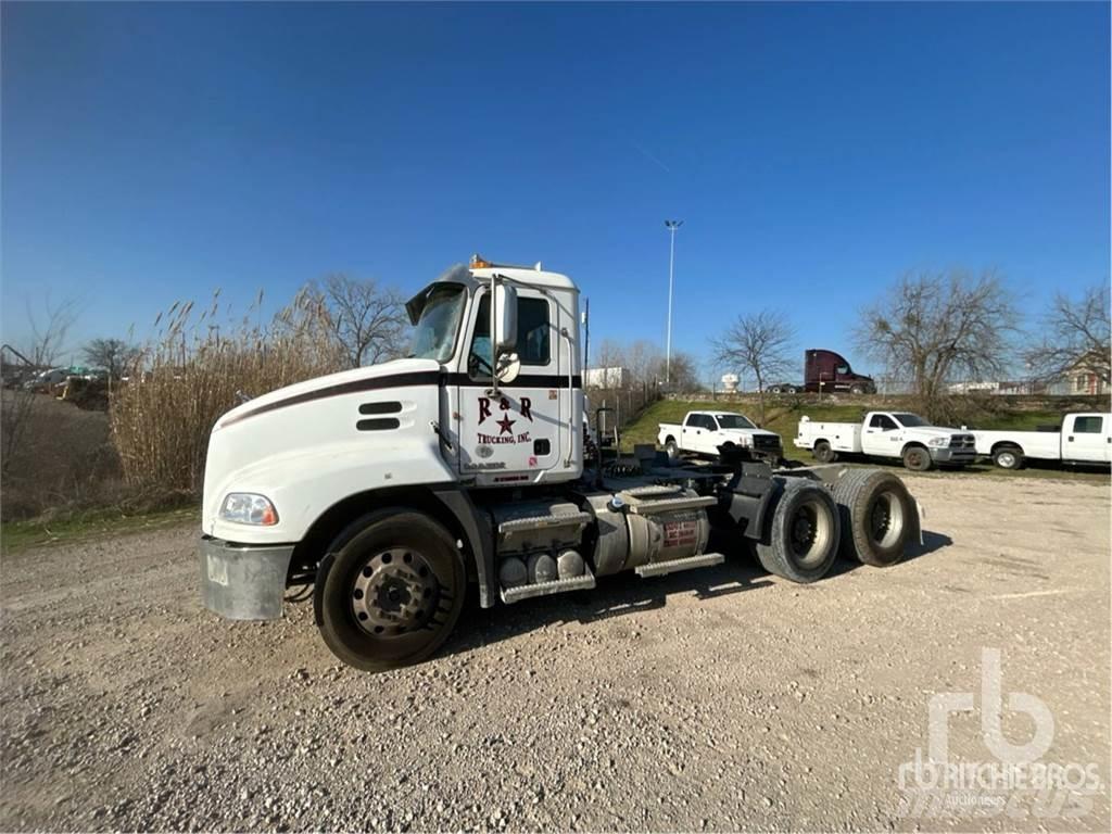 Mack CXU613 牵引车