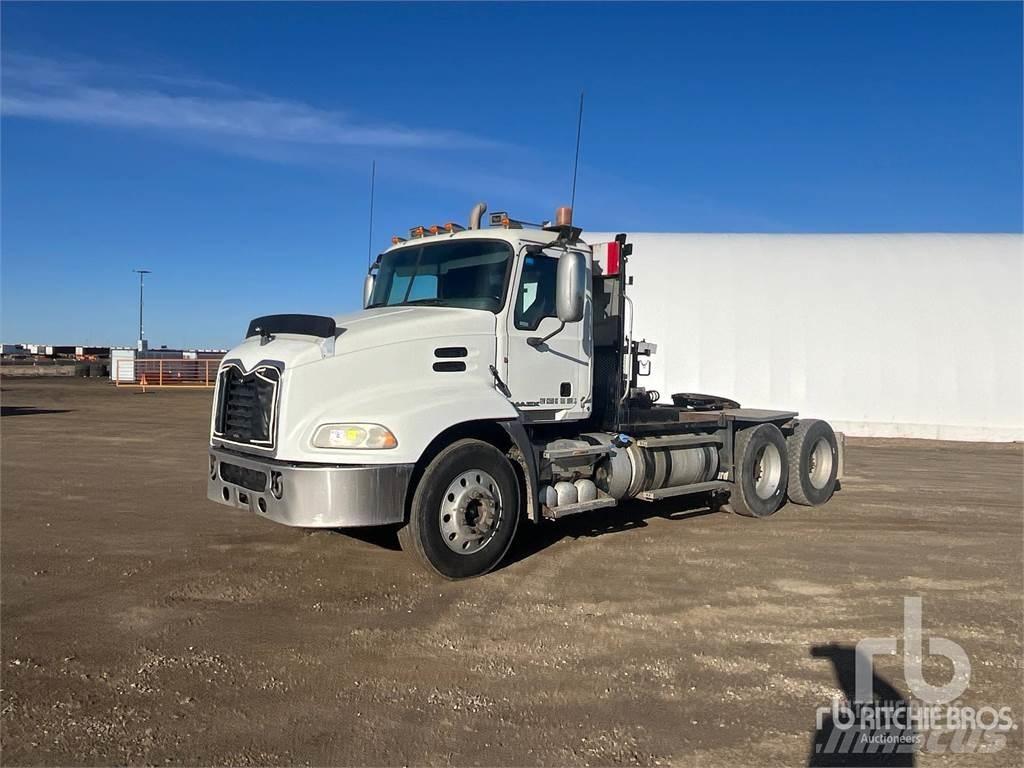 Mack CXU613 牵引车
