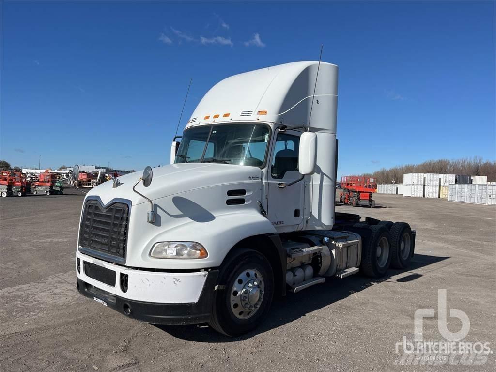 Mack CXU613 牵引车
