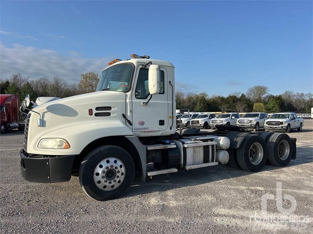 Mack CXU613 牵引车