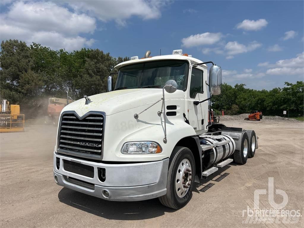 Mack CXU613 牵引车