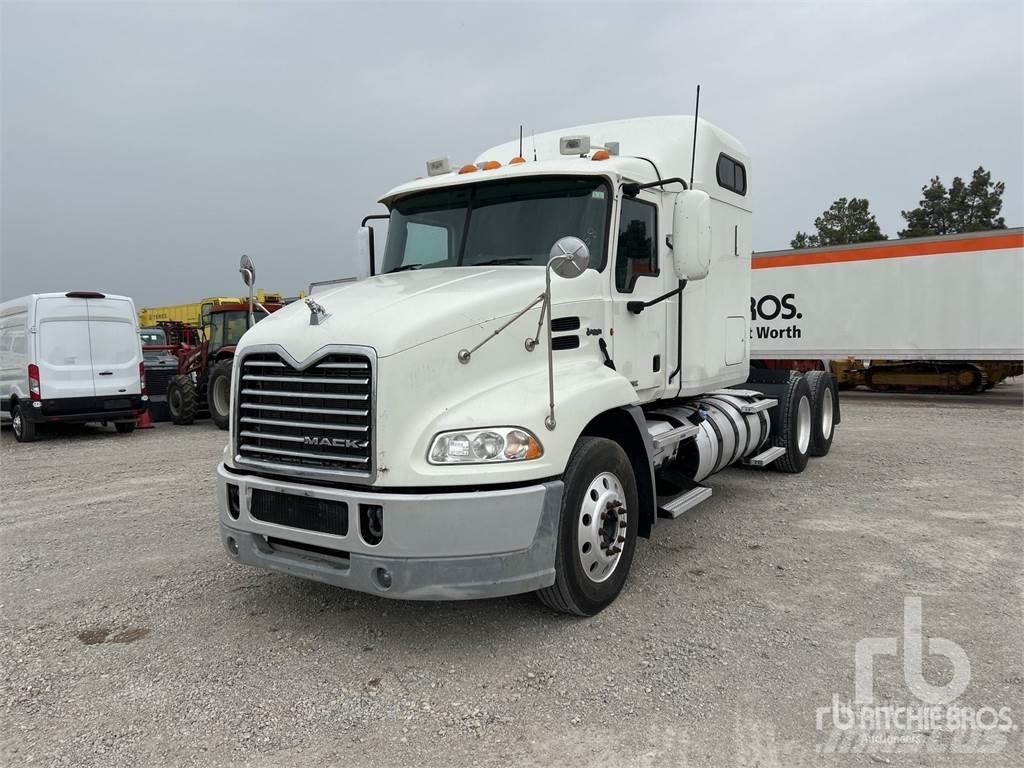 Mack CXU613 牵引车