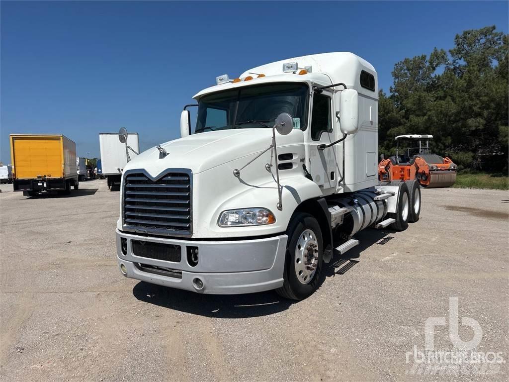 Mack CXU613 牵引车