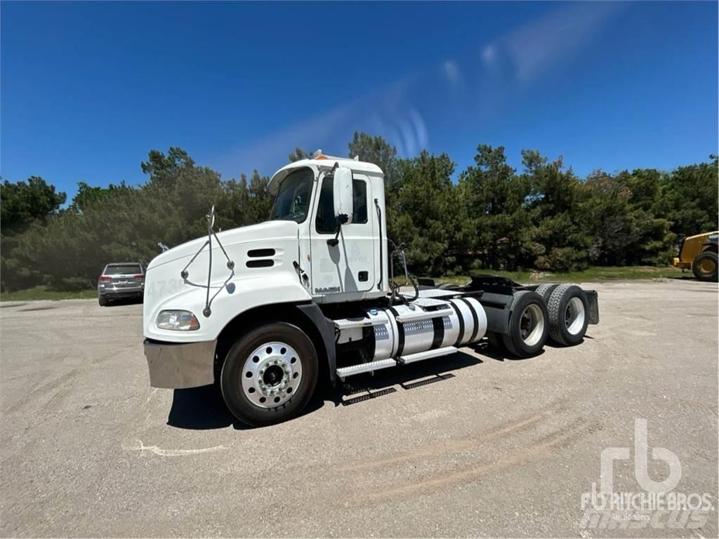 Mack CXU613 牵引车