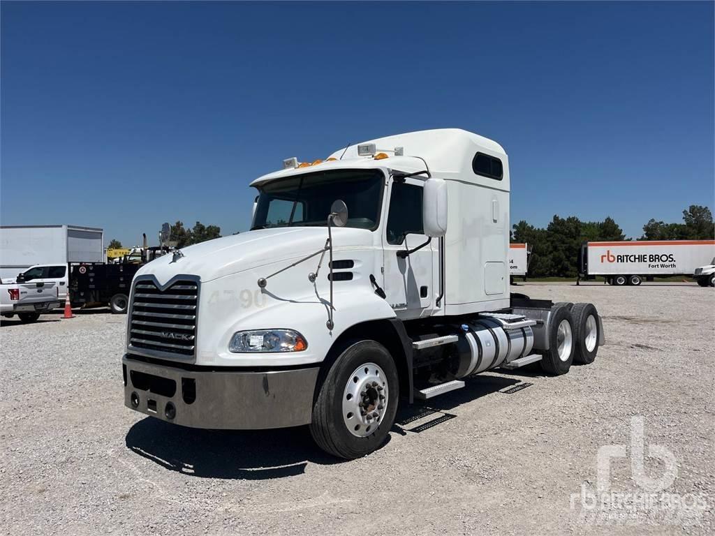 Mack CXU613 牵引车