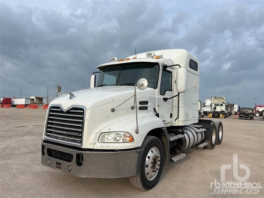 Mack CXU613 牵引车