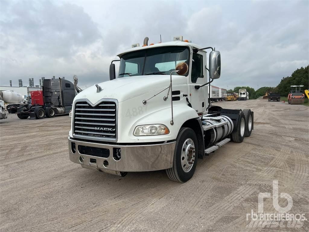 Mack CXU613 牵引车