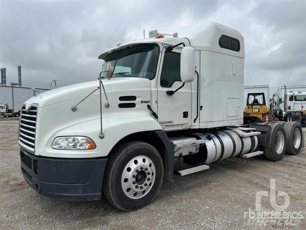 Mack CXU613 牵引车