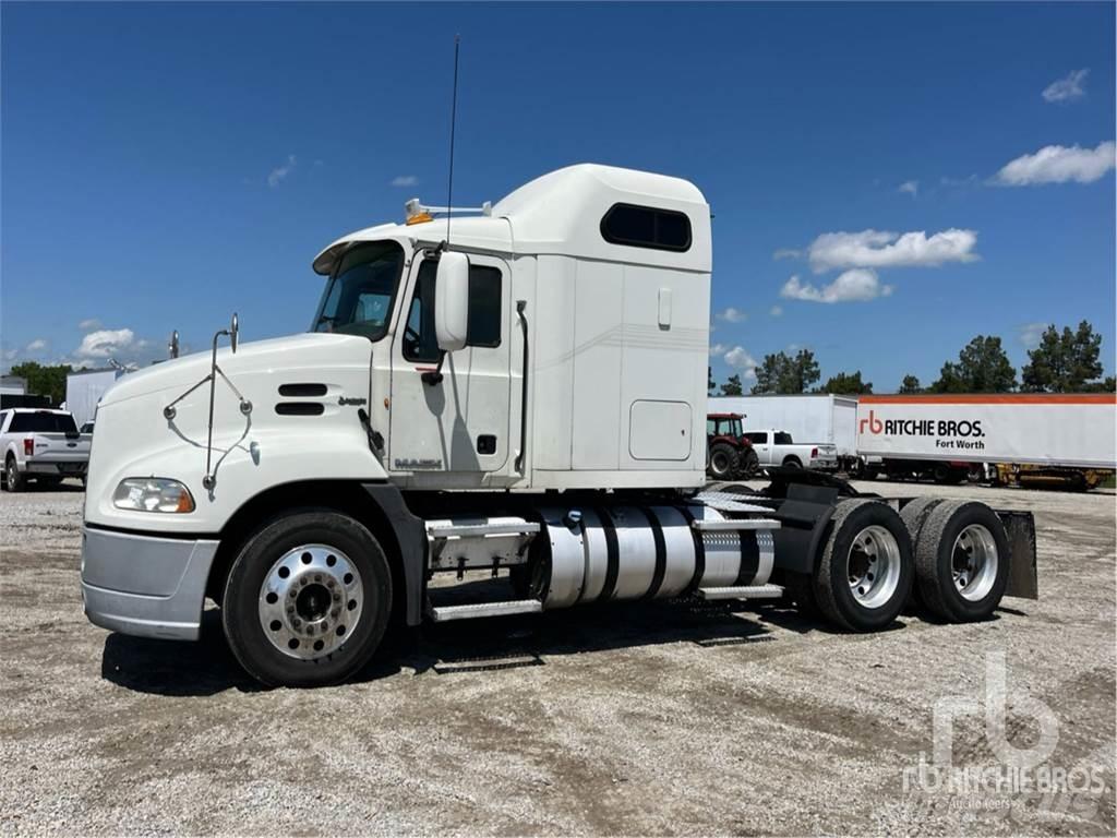 Mack CXU613 牵引车
