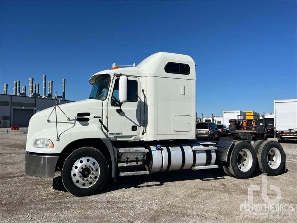Mack CXU613 牵引车