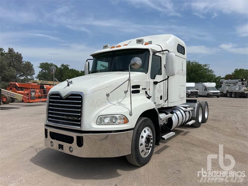 Mack CXU613 牵引车