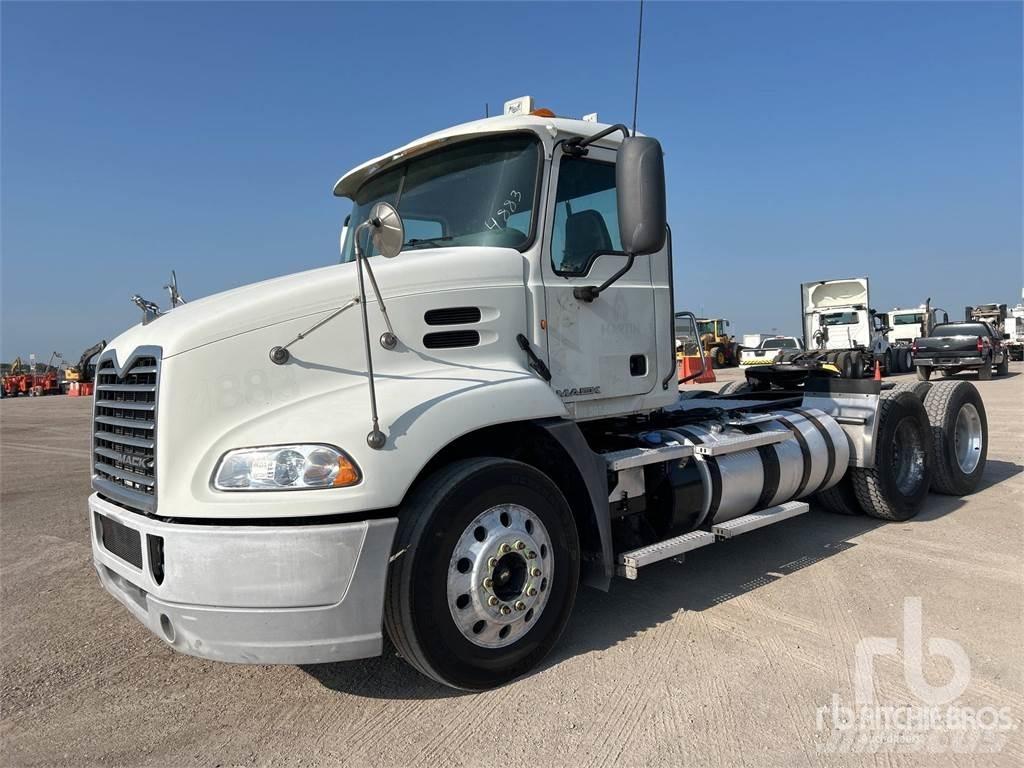 Mack CXU613 牵引车