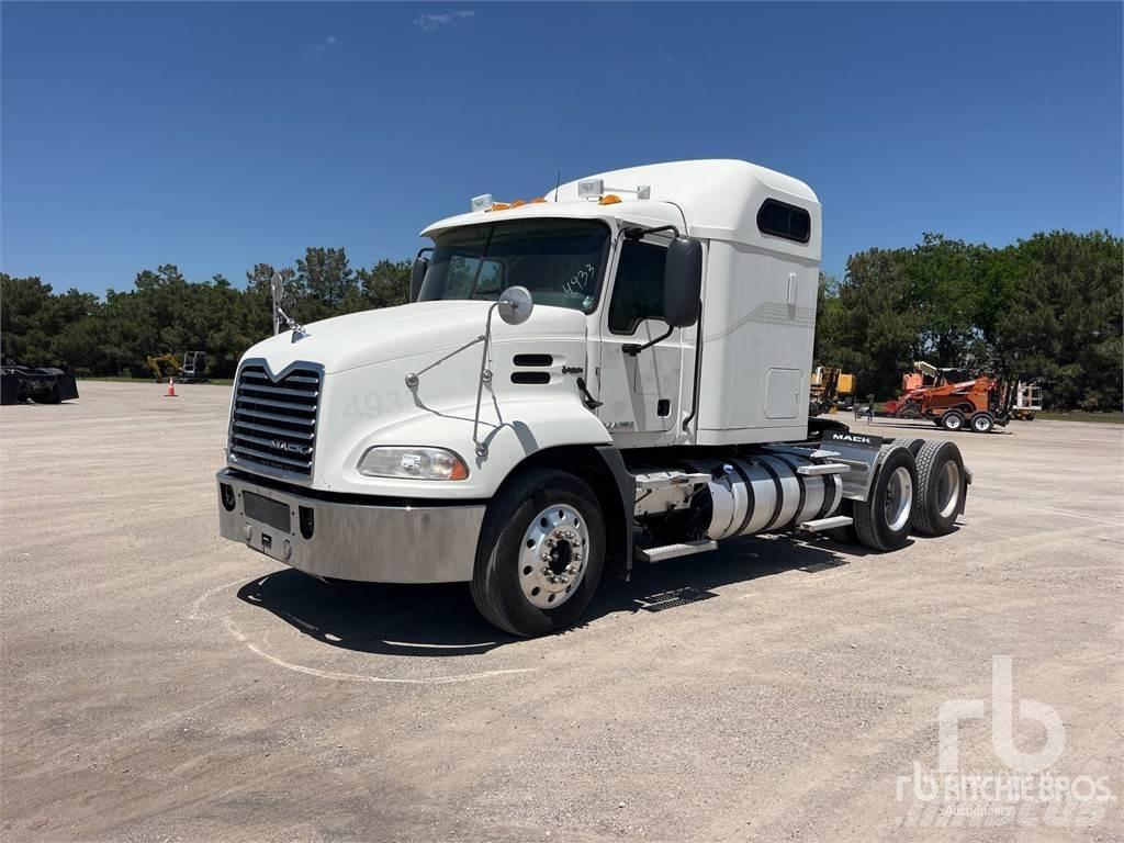 Mack CXU613 牵引车