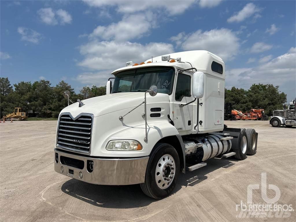 Mack CXU613 牵引车