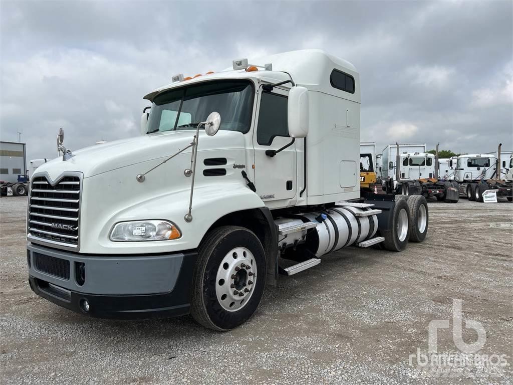 Mack CXU613 牵引车