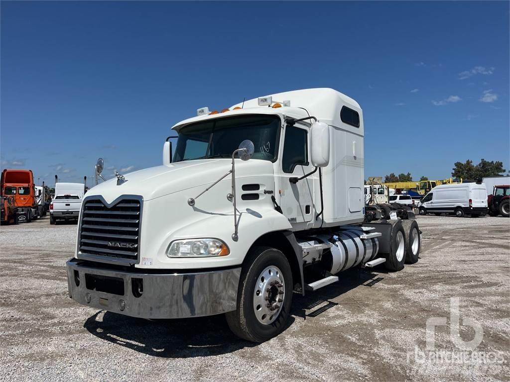 Mack CXU613 牵引车