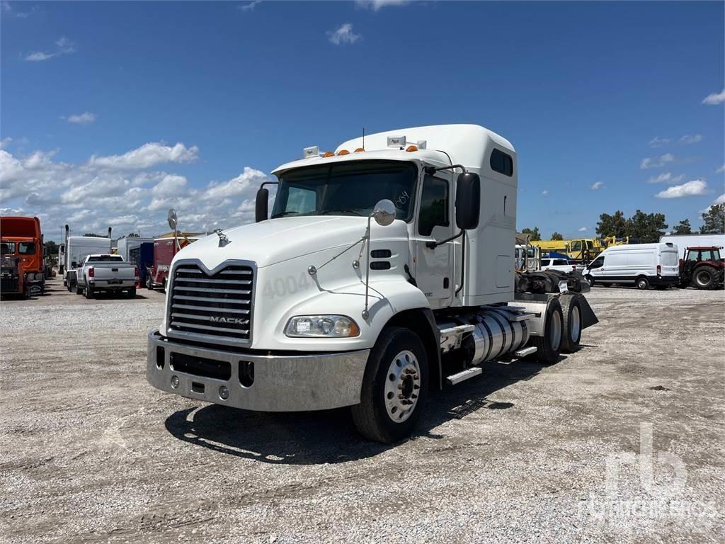 Mack CXU613 牵引车