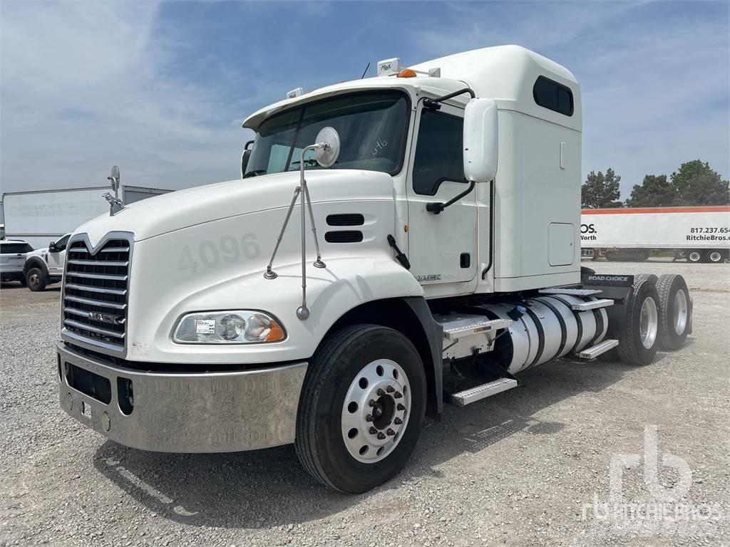 Mack CXU613 牵引车